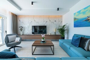 TV, peis, DVD-spiller og stereoanlegg