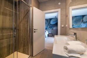 Badewanne, Haartrockner, Handtücher