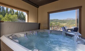 Outdoor spa tub - Big Sky Vacation Rentals: Beaverhead 5 Slalom 202 (Big Sky)