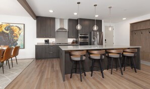 Réfrigérateur, four à micro-ondes, un four, surface de cuisson