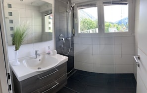 Dusche, Haartrockner, Handtücher, Seife