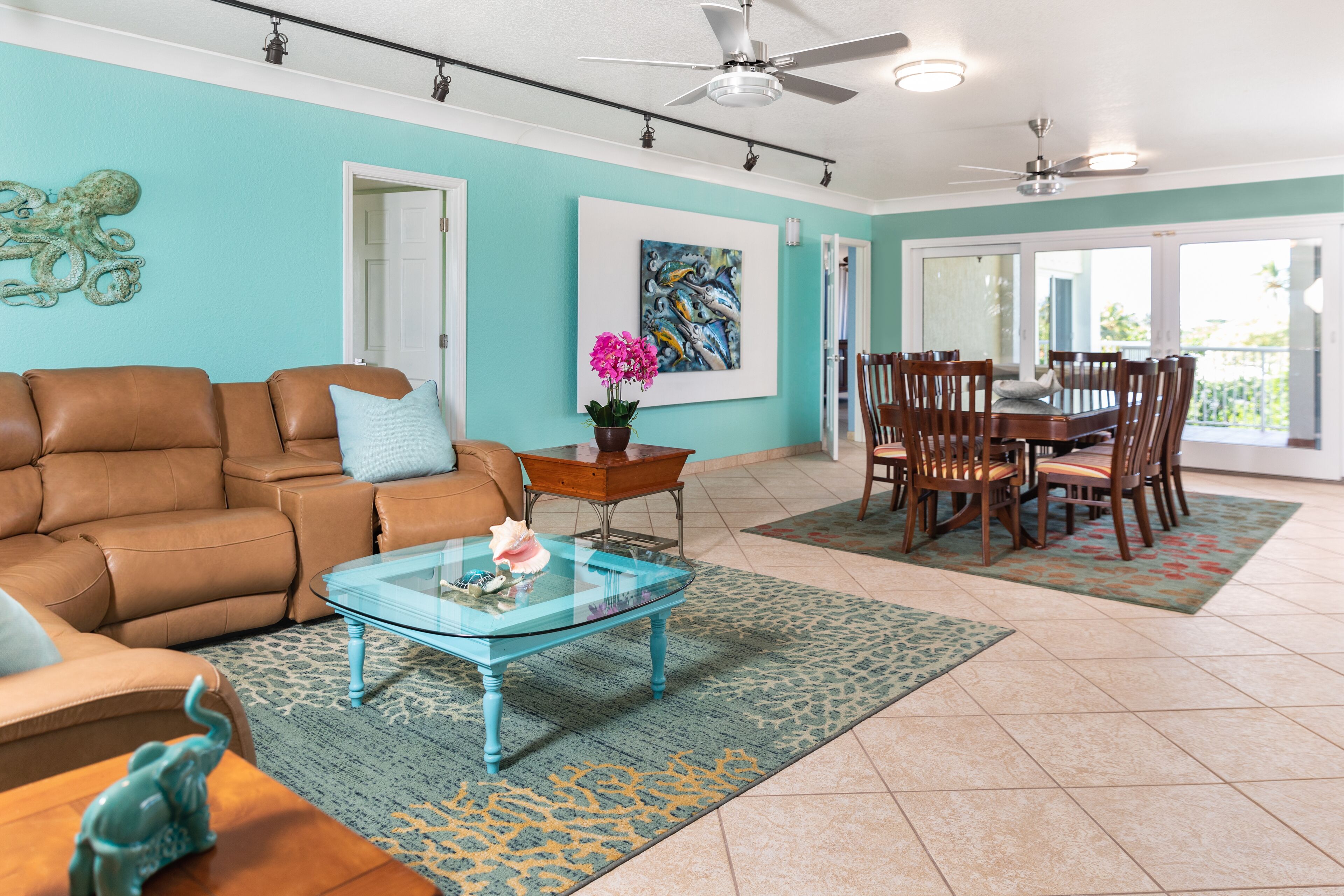 Una Smart TV, un futbolín, libros