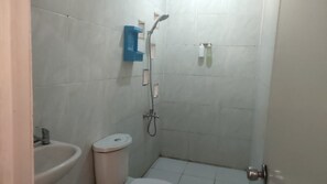 Chambre familiale | Salle de bain | Douche, serviettes fournies