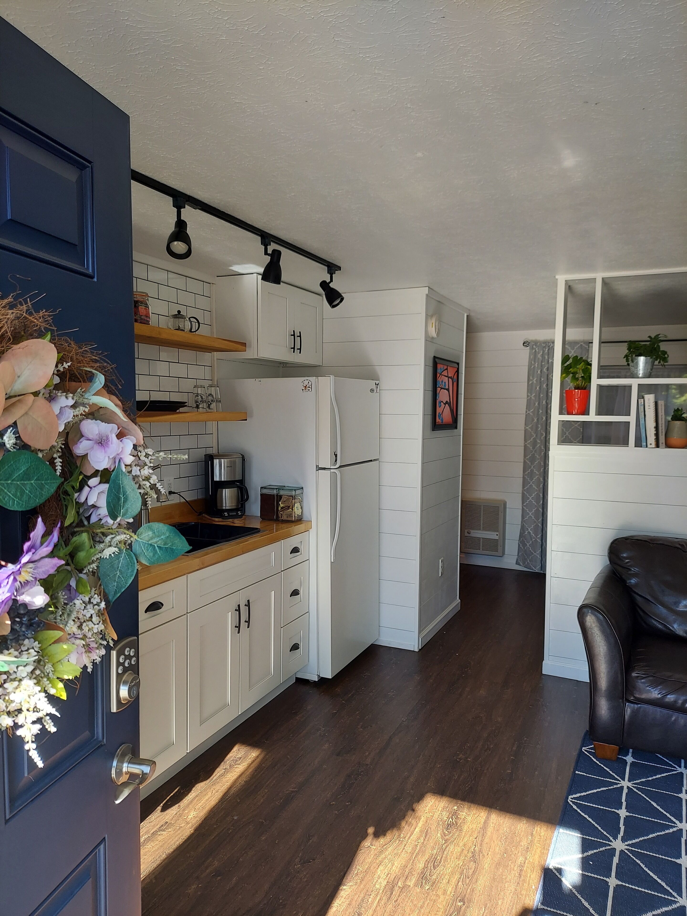 Lovely Rental Unit Across from Golf Course