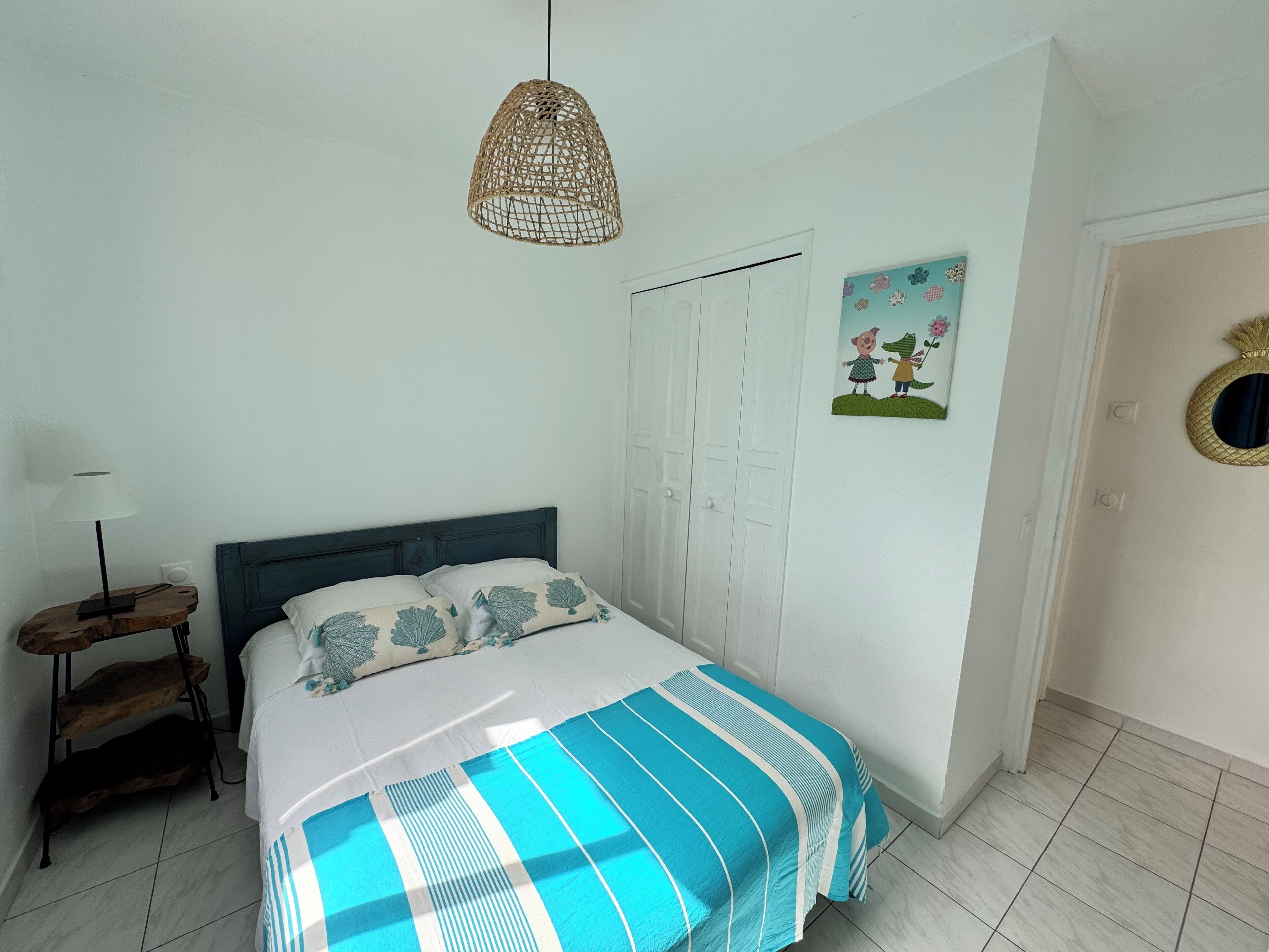 1 chambre, fer et planche à repasser, draps fournis