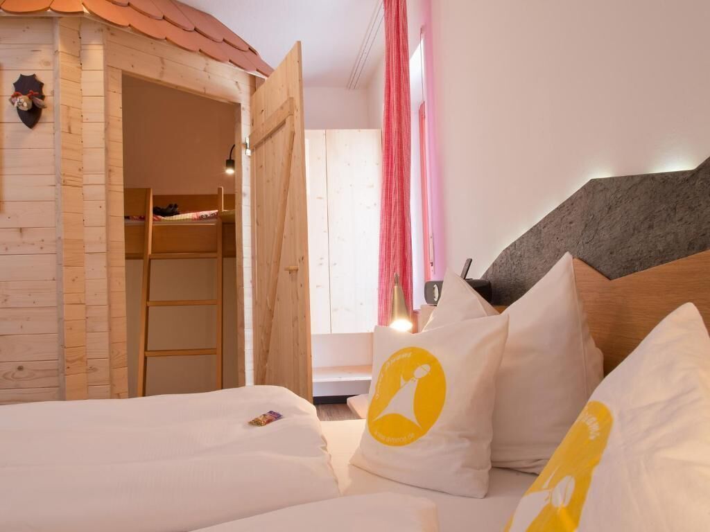Hypo-allergenic bedding, minibar, in-room safe, desk