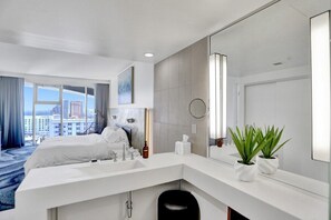 2 habitaciones, tabla de planchar con plancha, cuna de viaje y wifi