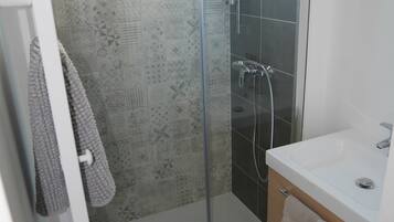 Shower, hair dryer, toilet paper