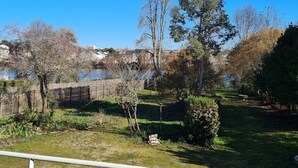 A park with a grassy area, a wooden fence, and trees. - Town house on the banks of the vienne (Châtellerault)