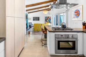 冷蔵庫、電子レンジ、オーブン、コンロ