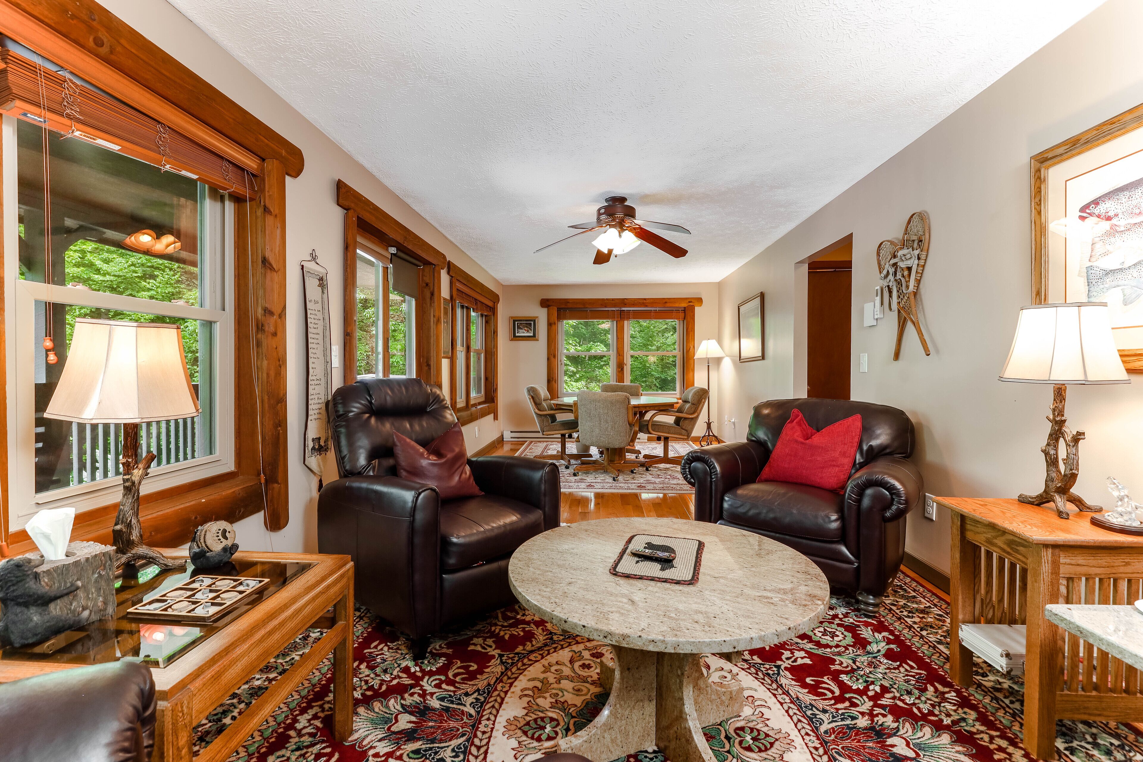 Creekside: HOT TUB+Fire Pit+Fast WiFi+Wood Stove