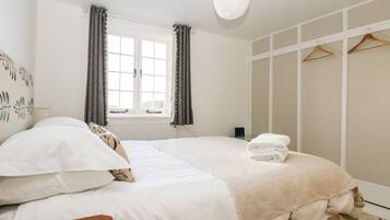 Cottage | 2 bedrooms, individually decorated, individually furnished, free WiFi