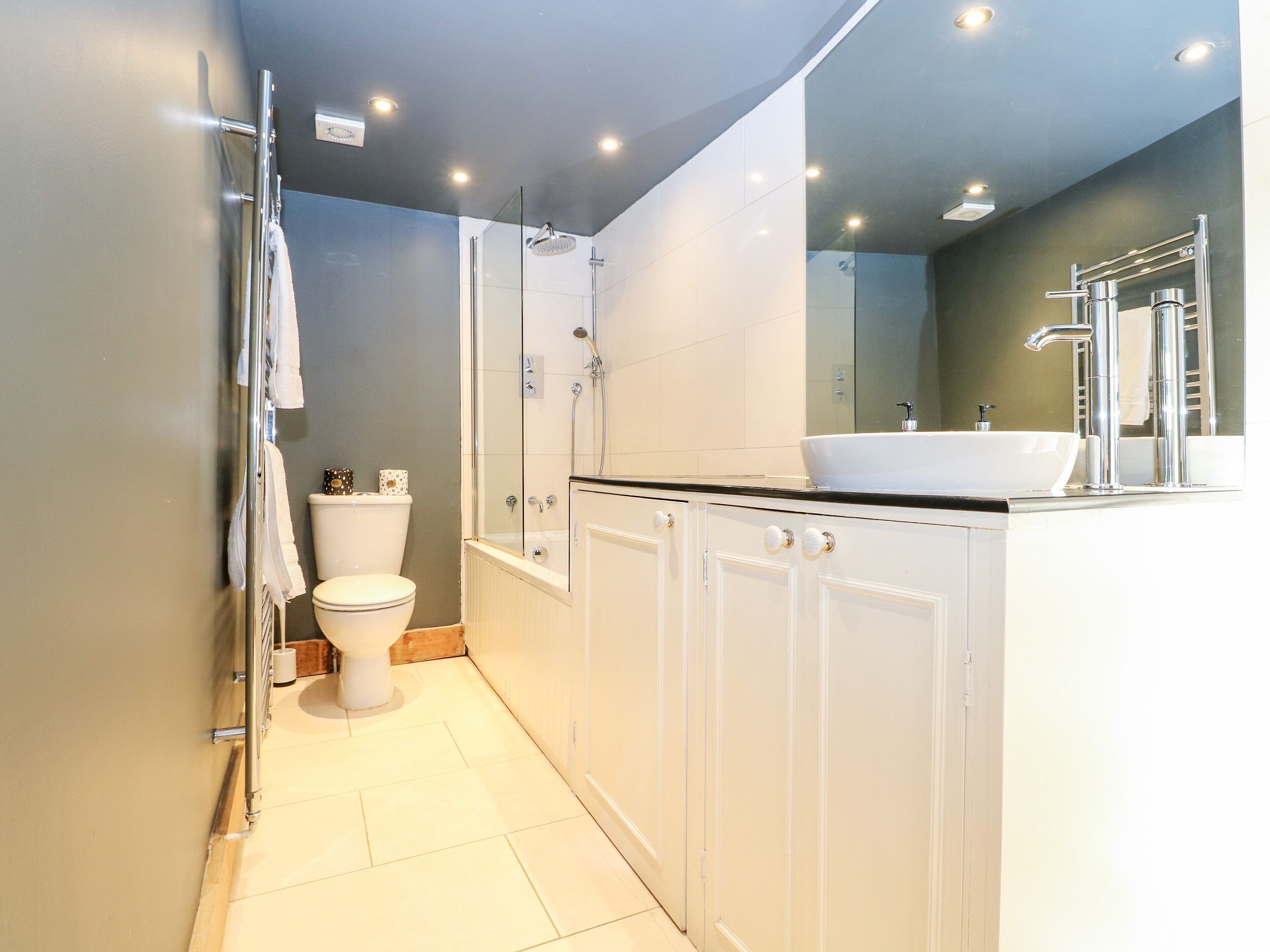 Cottage | Bathroom | Shower, hair dryer