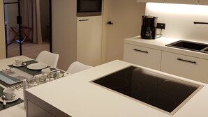 Una cucina moderna con forno a incasso, macchina del caffè e lavello.