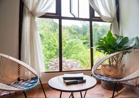 Decoración personalizada, muebles diferentes y wifi gratis 
