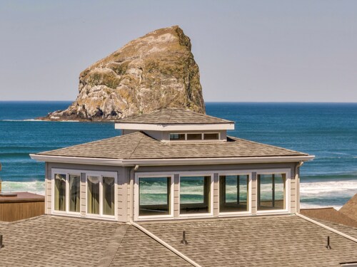 Panoramic Ocean and Mtn Views, Spacious Home with Decks and Beach Access Nearby