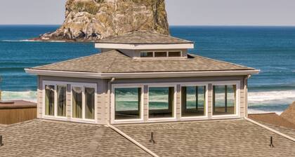 Panoramic Ocean and Mtn Views, Spacious Home with Decks and Beach Access Nearby