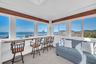Panoramic Ocean and Mtn Views, Spacious Home with Decks and Beach Access Nearby