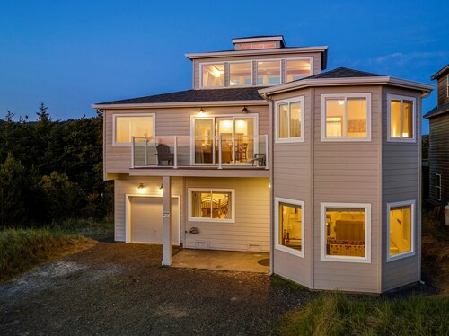 Panoramic Ocean and Mtn Views, Spacious Home with Decks and Beach Access Nearby