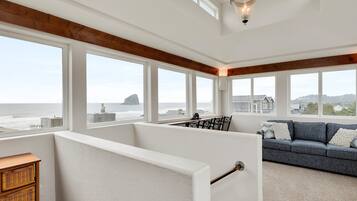 TV connectée, lecteur de DVD, baby-foot, table de tennis de table