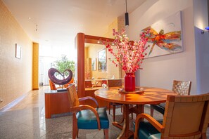 Päivittäinen buffetaamiainen (15 EUR per henkilö)