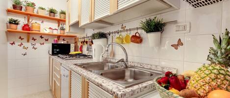 Réfrigérateur, micro-ondes, plaque de cuisson, lave-vaisselle