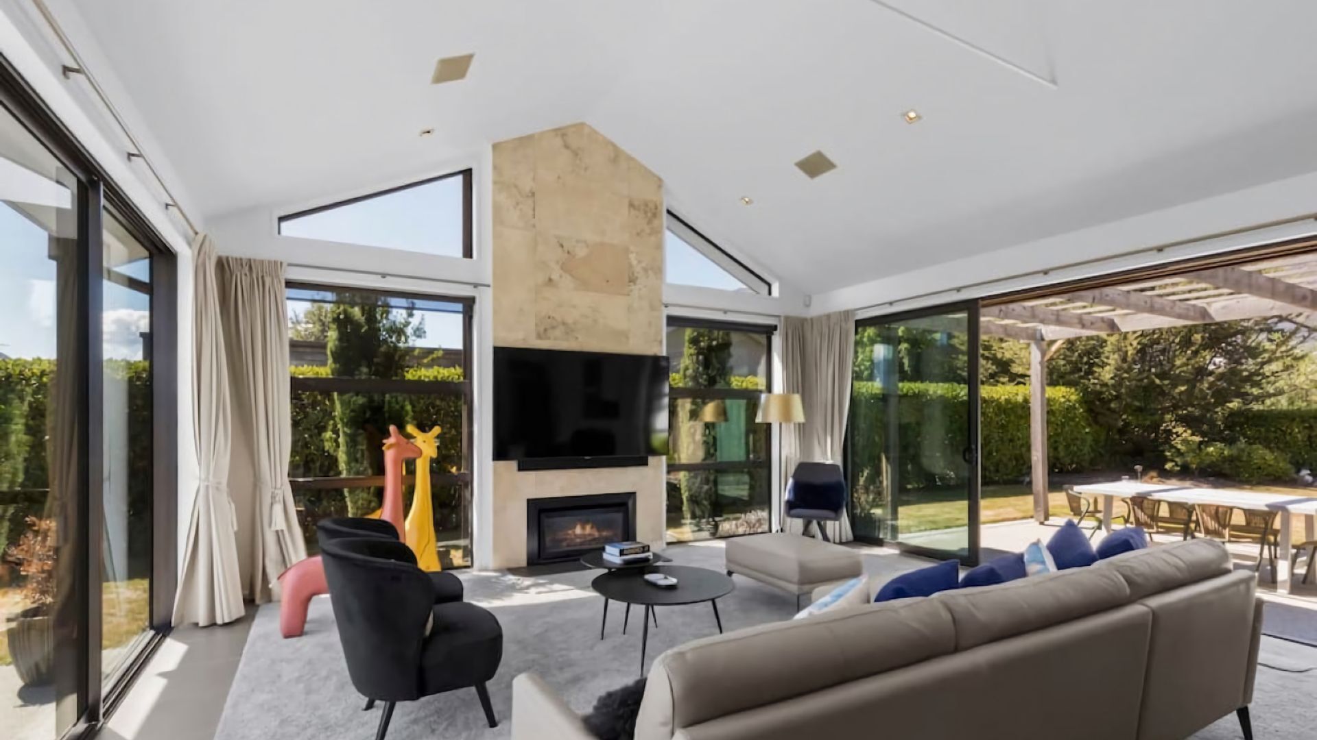 Smart TV, chimenea y oficina 