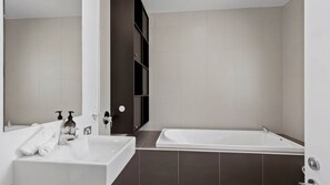 Dusj, hårføner og håndklær