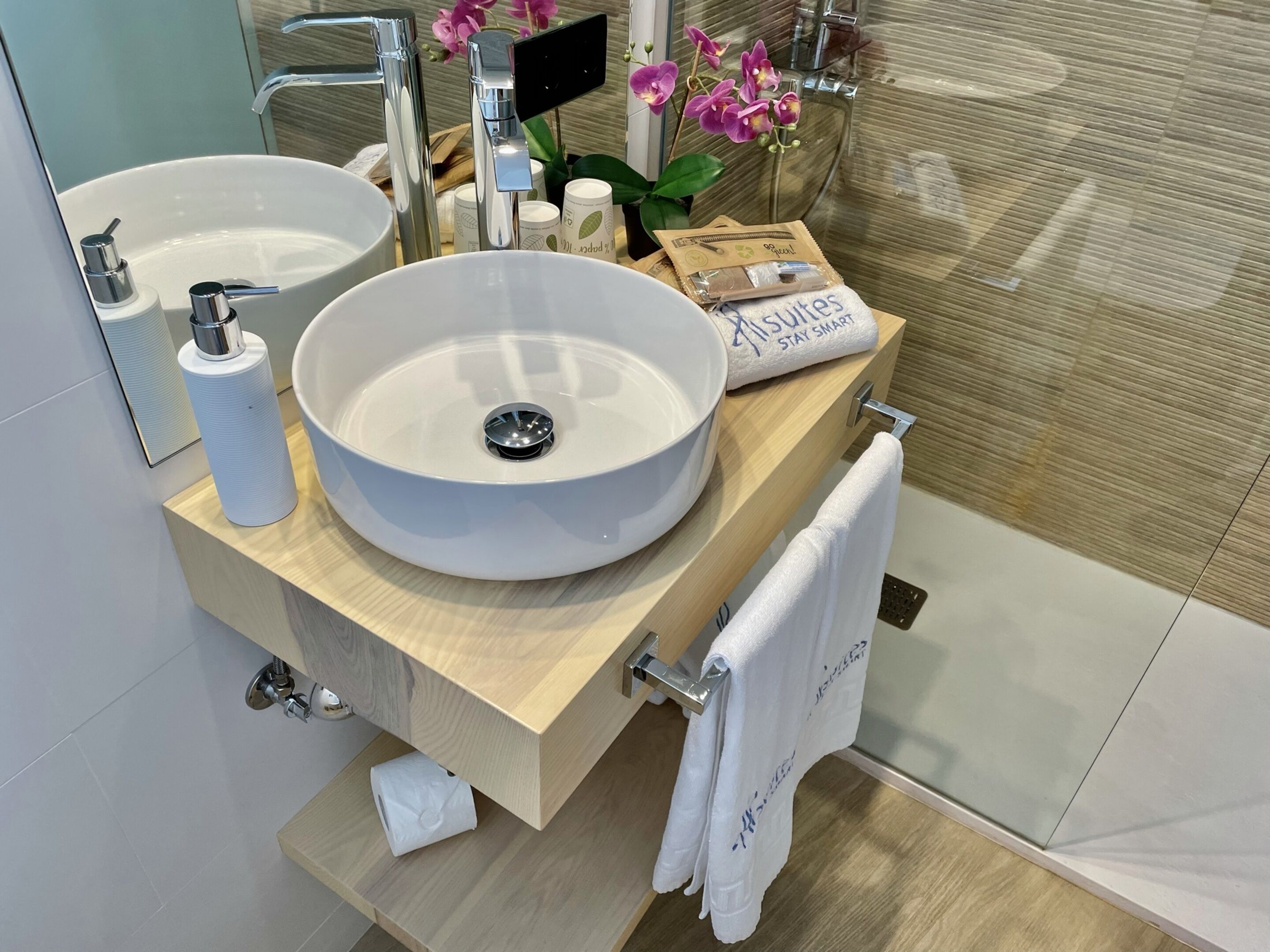 deluxe double room | bathroom | shower, towels