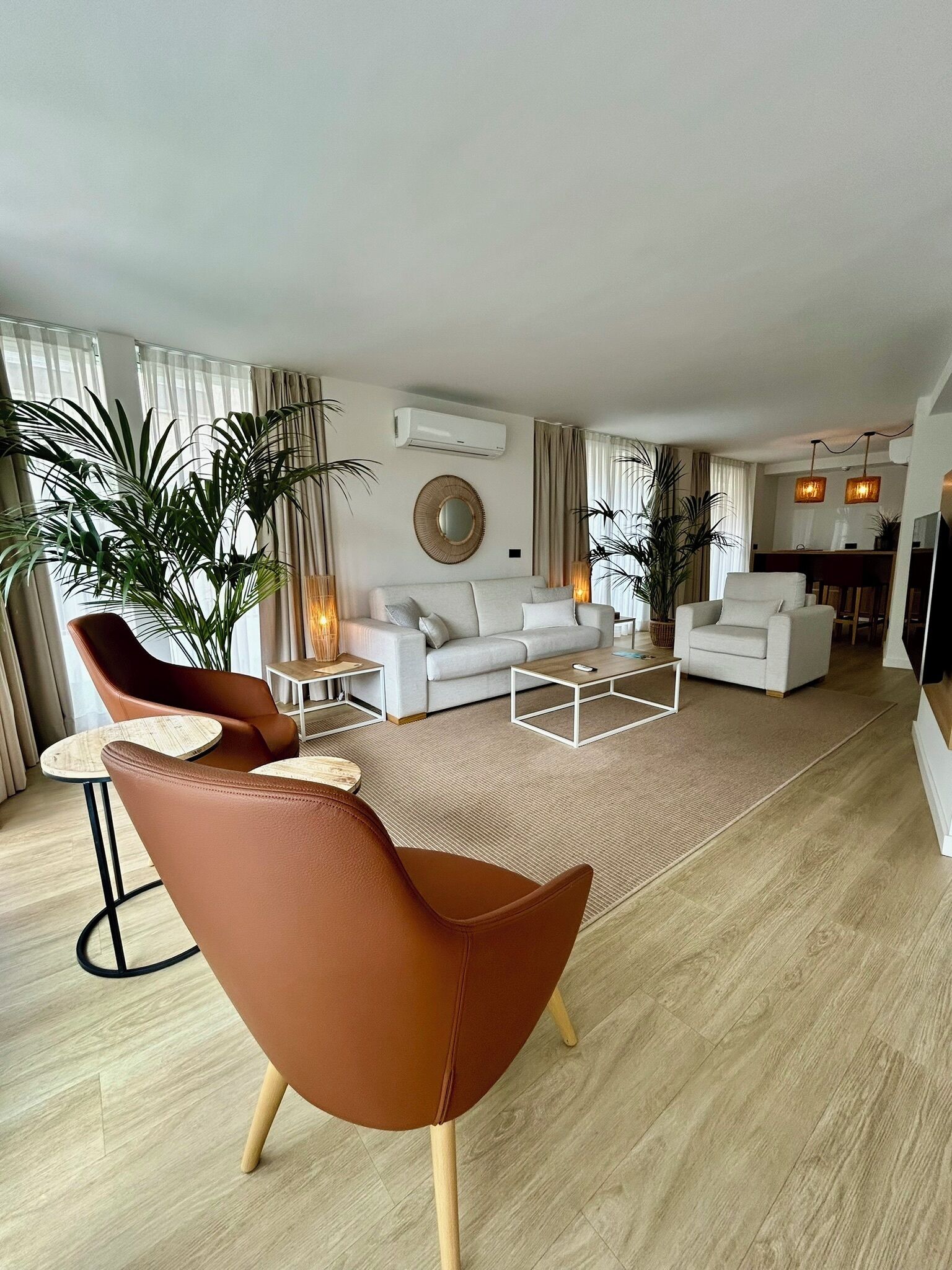 Habitación familiar | Área de sala de estar | Smart TV de 55 pulgadas con canales vía satélite y televisión 