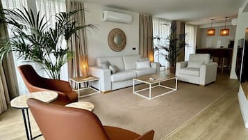 Family Room | Living area | 55-inch Smart TV with satellite channels, TV