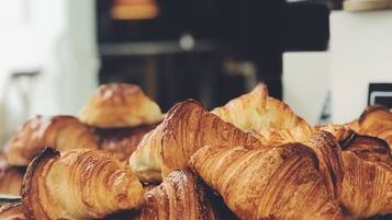 Une assiette de croissants.