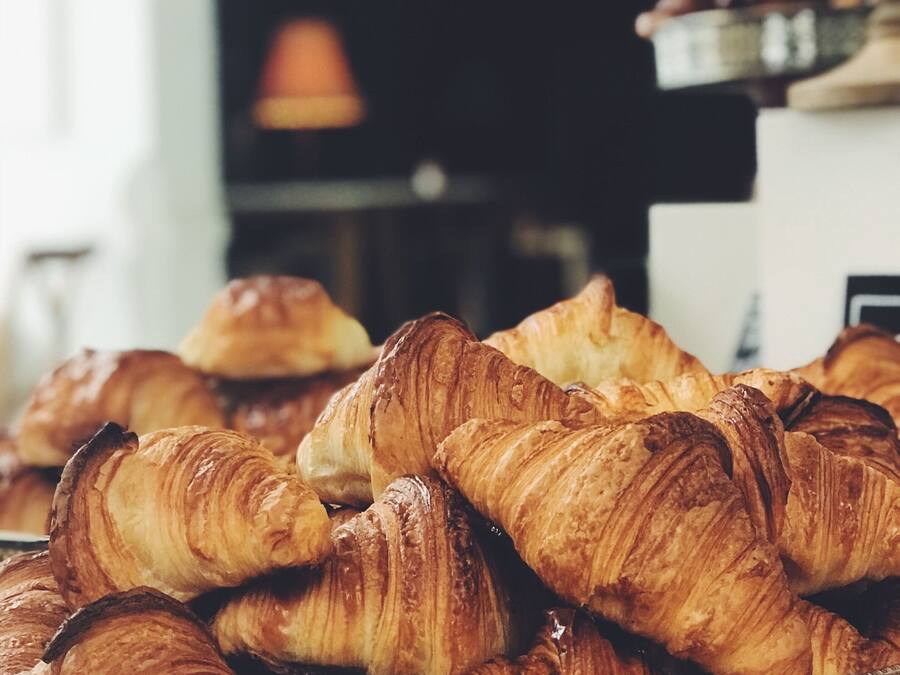 Een schaal met croissants.