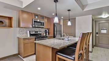 Fridge, microwave, stovetop, dishwasher