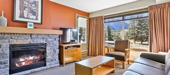 Modern 2BR Canmore Loft - Outdoor Living & BBQ Station