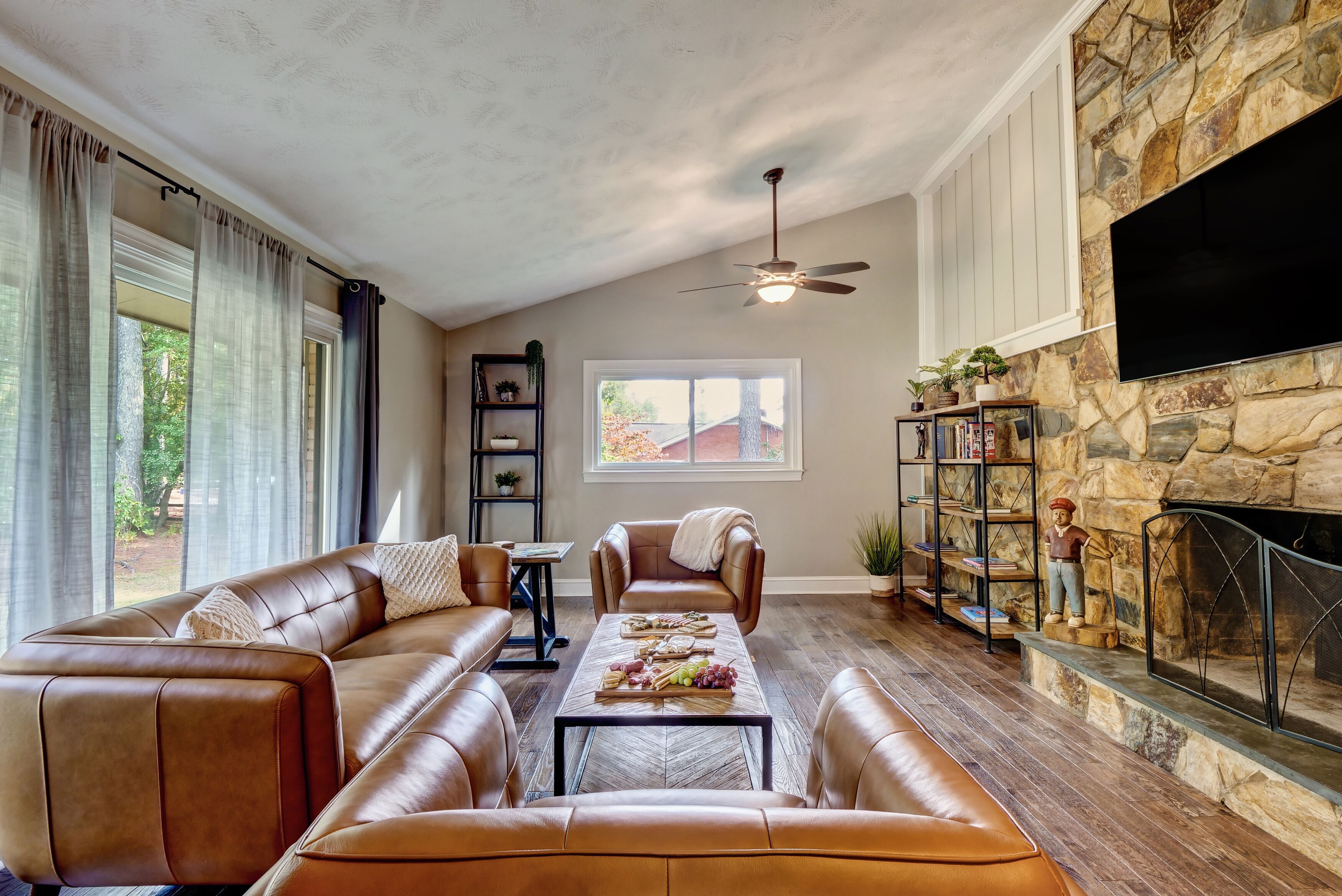 Smart TV, fireplace