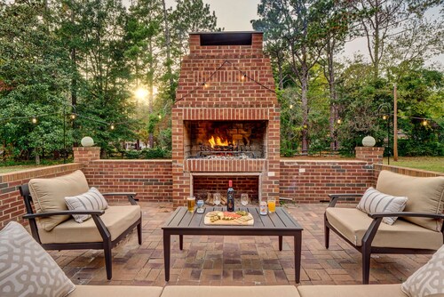 Tranquil Retreat w/ Hot Tub, Large Patio, 2 living rooms