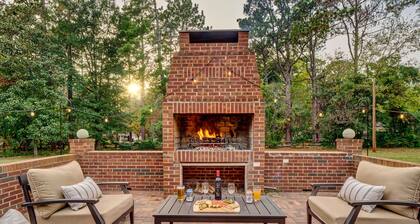 Tranquil Retreat w/ Hot Tub, Large Patio, 2 living rooms