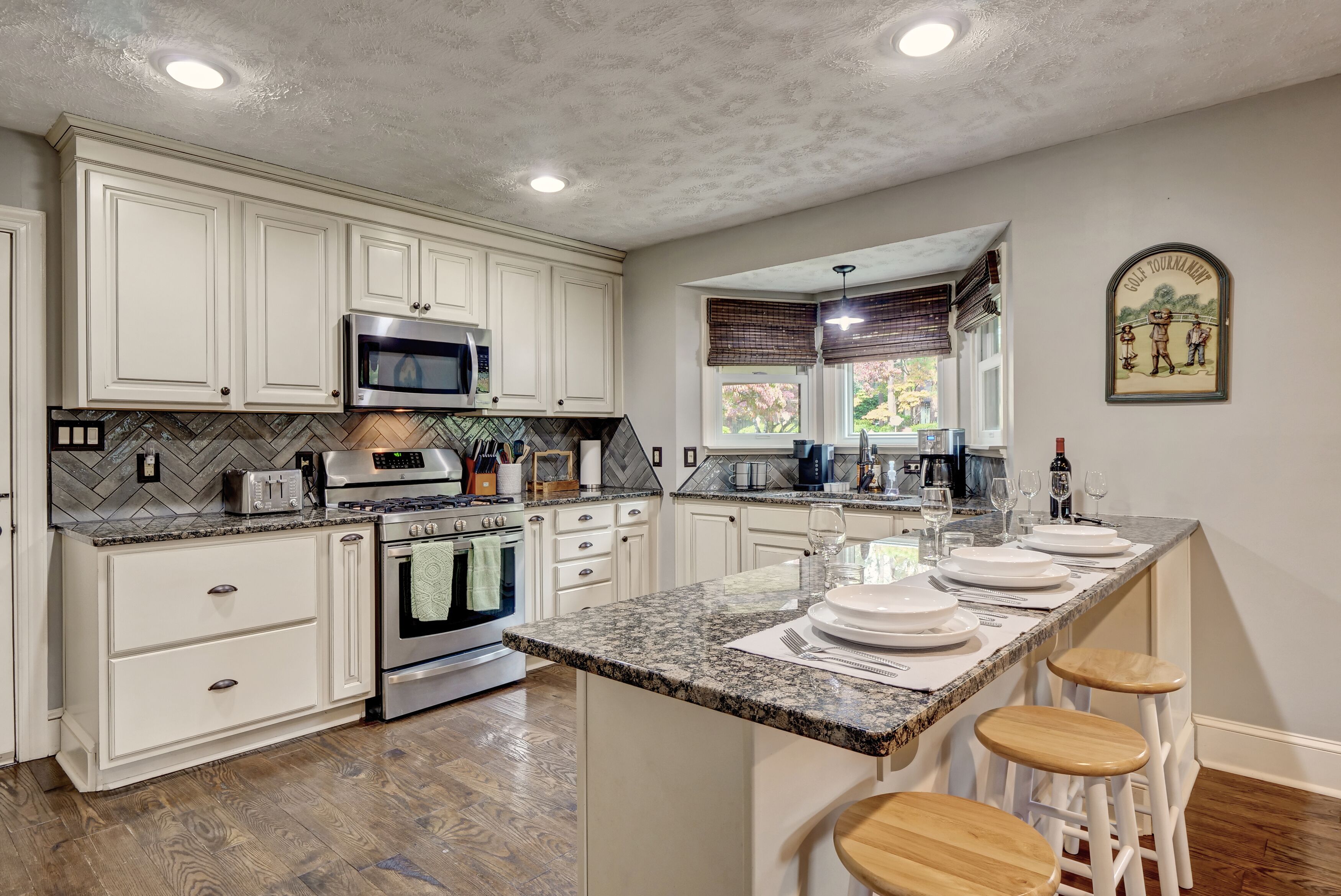 Tranquil Retreat w/ Hot Tub, Large Patio, 2 living rooms