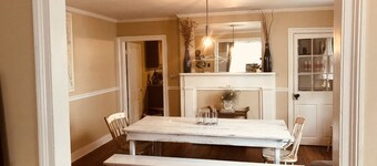  WonderClock House downtown vintage duplex w/ porches, steps to Handley Library