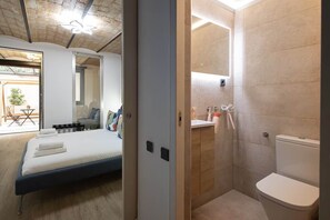 Douche, sèche-cheveux, serviettes fournies