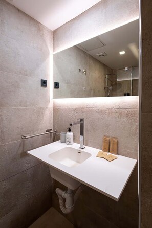 Douche, sèche-cheveux, serviettes fournies
