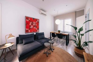 TV - Comfortable 3-bedroom next to Sagrada Familia (Barcelona)