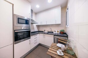 Fridge, microwave, oven, stovetop - Comfortable 3-bedroom next to Sagrada Familia (Barcelona)