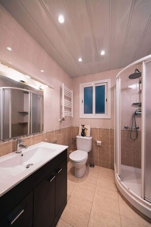 Douche, sèche-cheveux, serviettes fournies