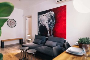 TV - Comfortable 3-bedroom next to Sagrada Familia (Barcelona)