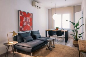 TV - Comfortable 3-bedroom next to Sagrada Familia (Barcelona)