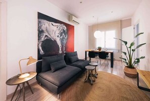 TV - Comfortable 3-bedroom next to Sagrada Familia (Barcelona)
