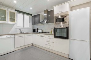 Fridge, microwave, oven, stovetop - Elegant and historic 3BD in Pl Urquinaona! (Barcelona)