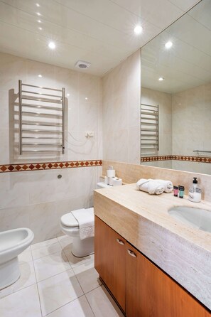 Douche, sèche-cheveux, serviettes fournies